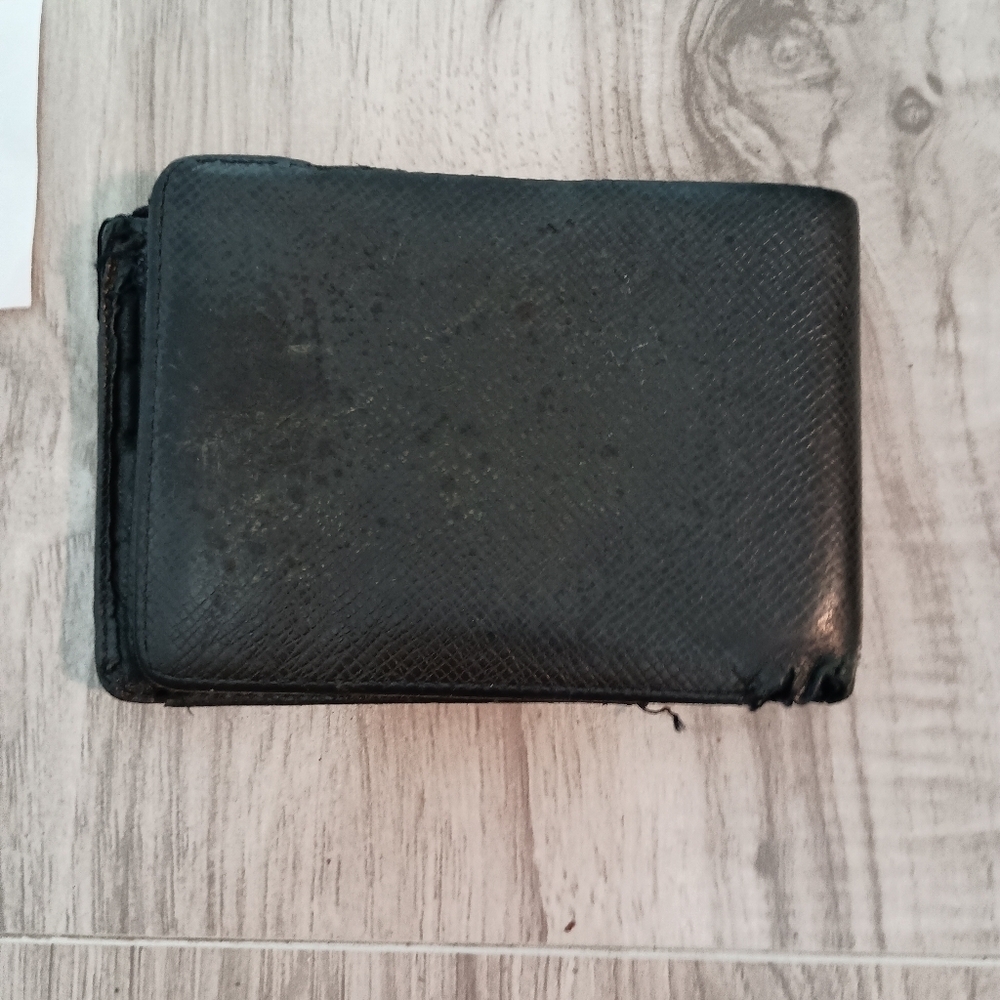 Authentic Louis Vuitton Black Taiga Leather Mens Multiple Wallet - Picture 2 of 14